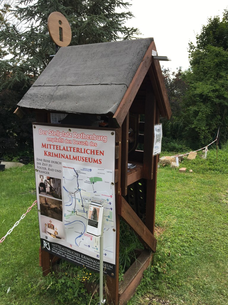 Infotürmchen mit Flyern und Landkarten